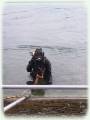 Le plongeur ressort du rhin après avoir procédé au curage