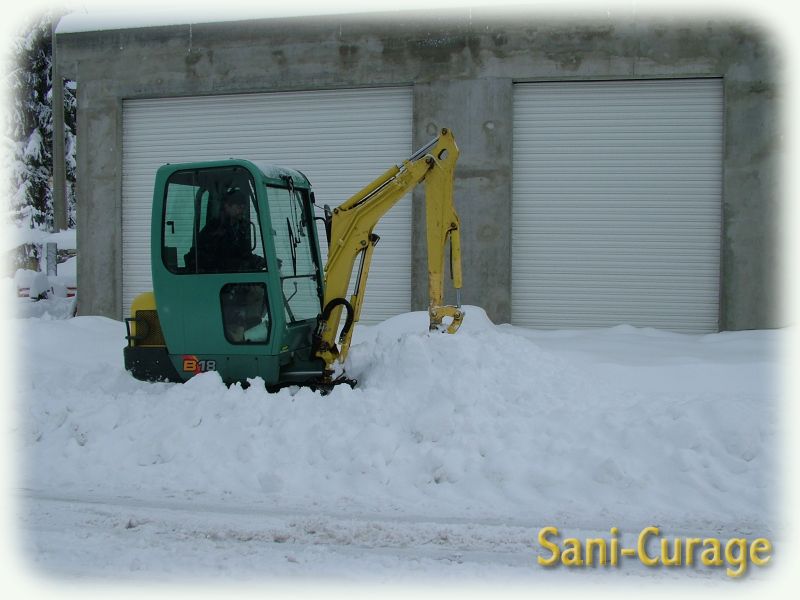 Sortie de la mini-pelle pour dégager la neige devant les entrées de garage