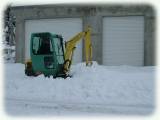 photo : Sortie de la mini-pelle pour dégager la neige devant les entrées de garage