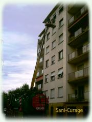 Nettoyage d'une gouttière par les toits - Mulhouse