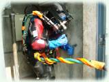 photo : Le plongeur descend dans le puit de la cabane limnimétrique